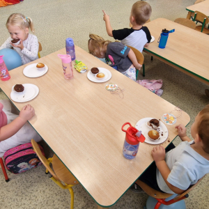 Dzień Przedszkolaka w gr. młodszej- smaczny poczęstunek