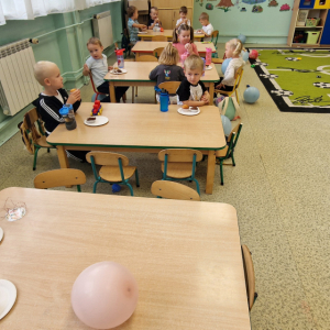 Dzień Przedszkolaka w gr. młodszej- smaczny poczęstunek