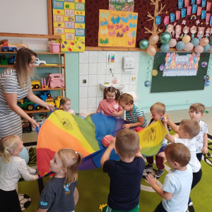 Dzień Przedszkolaka w gr. młodszej- zabawy z chustą (2)