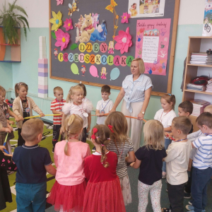 Zabawa z gumą sensoryczną