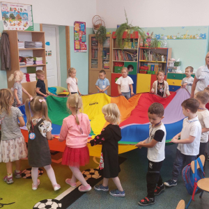 Zabawa ruchowa z chustą animacyjną