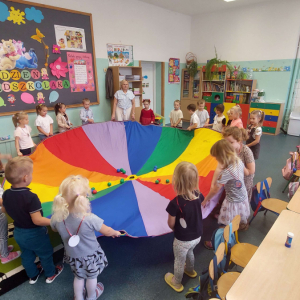 Zabawa z chustą- zawijaniec