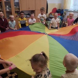  Zabawa z chustą animacyjną.