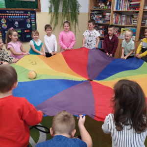 Zabawa z chustą animacyjną.