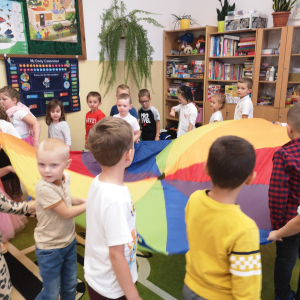 Zabawa z chustą animacyjną.