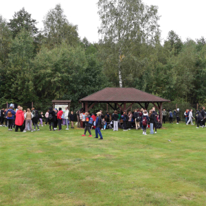 Jedzenie kiełbasek na boisku 