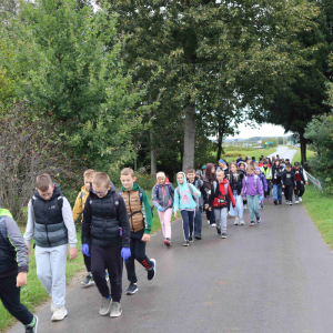 Spacer uczniów na boisko Iskry Krzemień