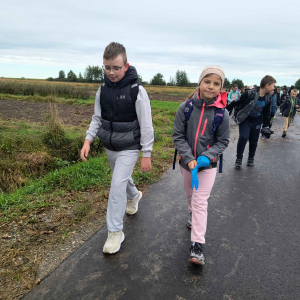 Spacer uczniów na boisko Iskry Krzemień