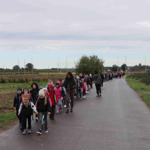 Spacer uczniów na boisko Iskry Krzemień