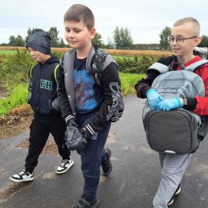 Spacer uczniów na boisko Iskry Krzemień