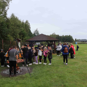 Jedzenie kiełbasek na boisku 