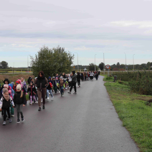 Spacer uczniów na boisko Iskry Krzemień