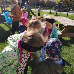 Przedszkolaki sprzątają świat