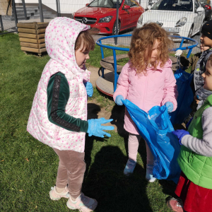 Przedszkolaki sprzątają świat