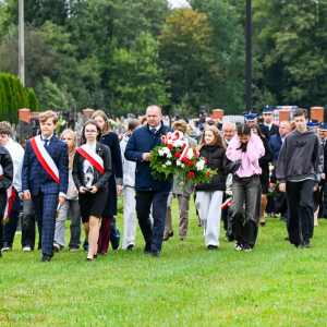 Złożenie kwiatów przy pominku na cmentarzu parafialnym w Krzemieniu
