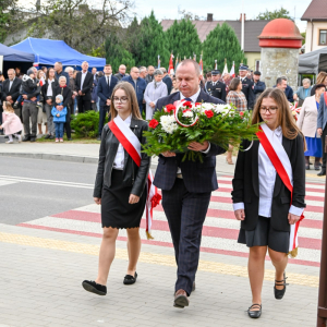 Złożenie wieńca pod pomnikiem przy Zespole Szkół w Dzwoli
