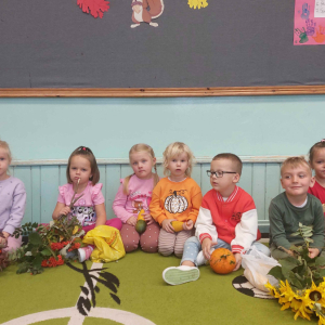 Powitanie  jesieni w grupie średniej-prezentacja darów jesien