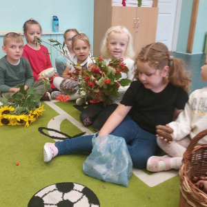 Omawianie darów jesieni w grupie średniej