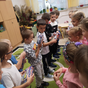 Wręczanie prezentów w grupie starszej