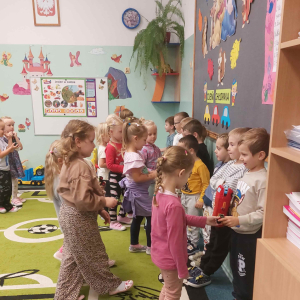 Wręczanie prezentów w gr. średniej