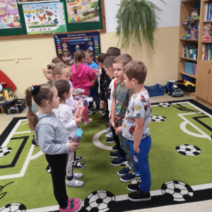 Wręczanie prezentów w grupie starszej