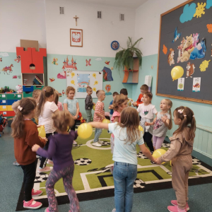 Wspólne zabawy ruchowe z balonami