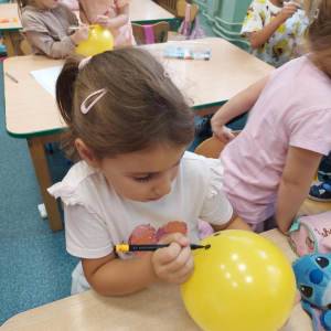 Ozdabianie żółtego balona