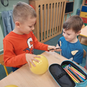 Malowanie buziek na balonach