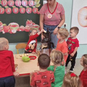 Dzień Jabłka w gr. młodszej wyciskanie pysznego soku 