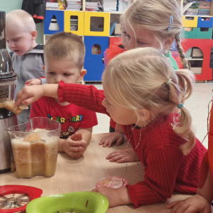 Dzień Jabłka w gr. młodszej wyciskanie pysznego soku 