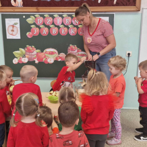 Dzień Jabłka w gr. młodszej wyciskanie pysznego soku (1)