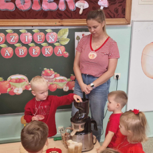 Dzień Jabłka w gr. młodszej wyciskanie pysznego soku 