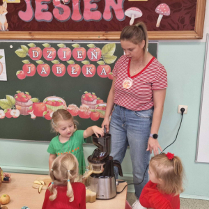 Dzień Jabłka w gr. młodszej wyciskanie pysznego soku 