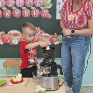 Dzień Jabłka w gr. młodszej wyciskanie pysznego soku (1)