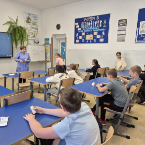 Pielęgniarka pani Kazimiera Ligaj wprowadza uczniów klasy IV w temat udzielania pierwszej pomocy.