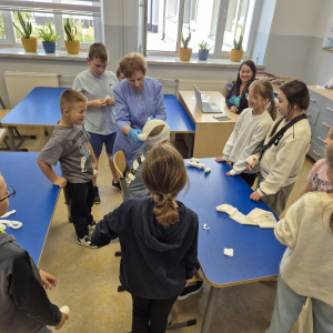 Pełne skupienie i zaangażowanie uczestników podczas nauki prawidłowego bandażowania.