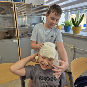 Radość z nauki i duma z dobrze wykonanej pracy – uśmiechy na twarzach uczniów mówią wszystko.