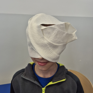 Nie zabrakło też humoru – improwizowany opatrunek w wykonaniu jednego z uczestników rozbawił całą grupę.