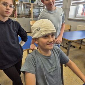 Radość z nauki i duma z dobrze wykonanej pracy – uśmiechy na twarzach uczniów mówią wszystko.