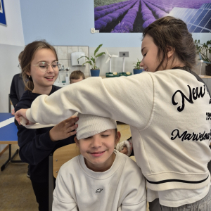 Współpraca i koncentracja – nie łatwo założyć opatrunek na głowę..