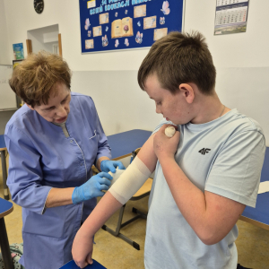 Radość z nauki i duma z dobrze wykonanej pracy – uśmiechy na twarzach uczniów mówią wszystko.