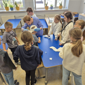 Pełne skupienie i zaangażowanie uczestników podczas nauki prawidłowego bandażowania.