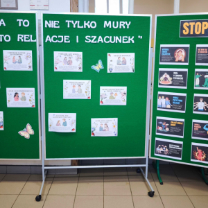 Gazetka na korytarzu szkolnym