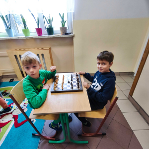 Drugoklasiści grają w szachy