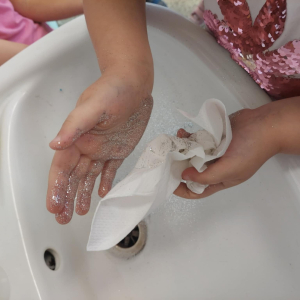 Sam papier nie poradzi sobie z usunięciem bakterii i zarazków