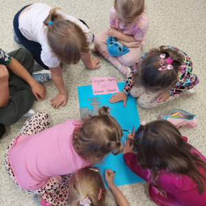 Praca grupowa nad plakatem