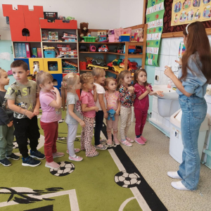 Przygotowania do mycia rąk według instrukcji