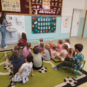 Omówienie instrukcji mycia rąk przez panią nauczycielkę