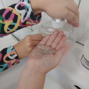 Tylko woda z mydłem zdoła usunąć wszystkie zarazki