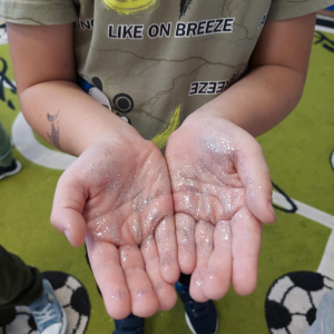 Dłonie pełne bakterii i zarazków